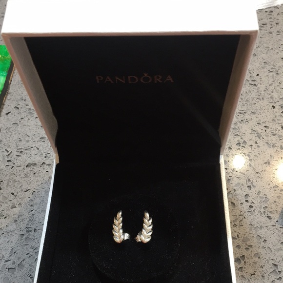 🌿Pandora Leaf Studs🕊 - Picture 4 of 4
